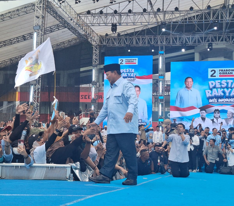 Pidato Prabowo Terjeda saat Relawan Banyak Pingsan, Langsung Colek Ajudan 'Kasih Air'