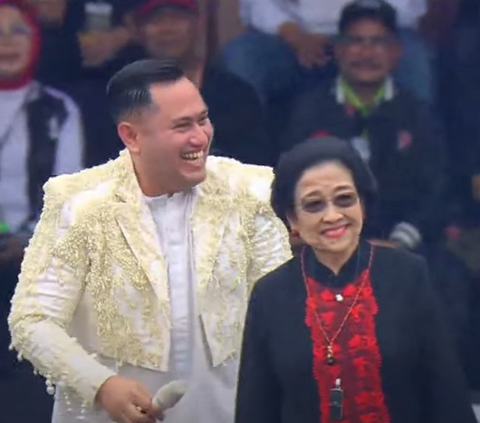 Semangat massa pendukung Ganjar pun turut membara, ketika Megawati dan Puan mulai bernyanyi dengan King Nassar.<br>