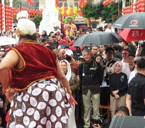 Diketahui, momen Pak Bono ambruk di belakang Ganjar terjadi saat Ganjar Pranowo yang didampingi Puan Maharani menerima wayang kulit dengan penyampaian filosofis tokoh.