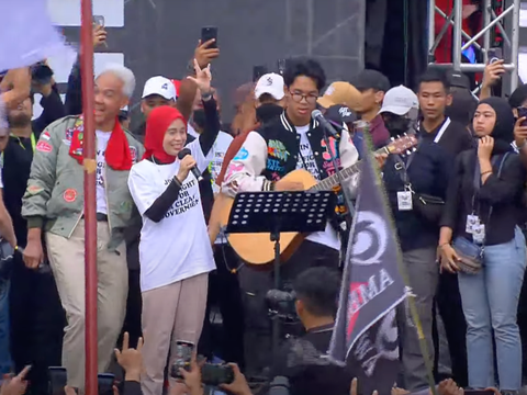 FOTO: Aksi Alam Ganjar Main Gitar Bareng Abdee Slank, Ganjar dan Atikoh Nyanyi