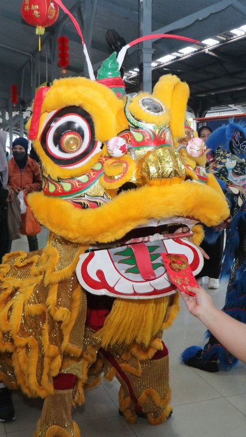 Atraksi Barongsai dan Bagi-Bagi Angpau Meriahkan Tahun Baru Imlek di Stasiun Kereta Api Jember