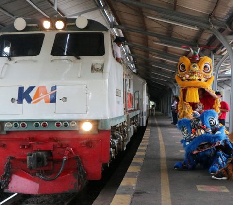 Atraksi Barongsai dan Bagi-Bagi Angpau Meriahkan Tahun Baru Imlek di Stasiun Kereta Api Jember