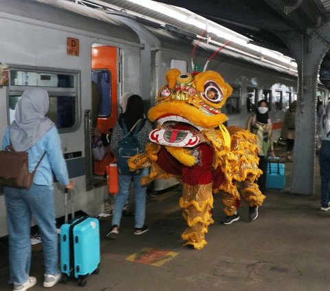 Atraksi Barongsai dan Bagi-Bagi Angpau Meriahkan Tahun Baru Imlek di Stasiun Kereta Api Jember