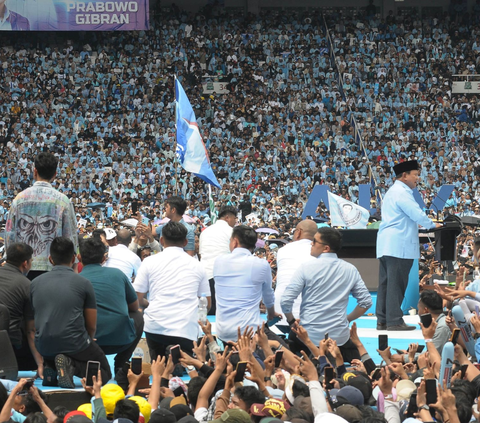 Calon Presiden dan wakil presiden nomor urut dua Prabowo Subianto-Gibran Rakabuming Raka hadir di tengah kerumunan massa pendukung yang datang pada Kampanye Akbar terakhir di Gelora Bung Karno (GBK), Jakarta, Sabtu (10/2/2024). Foto: merdeka.com / Imam Buhori