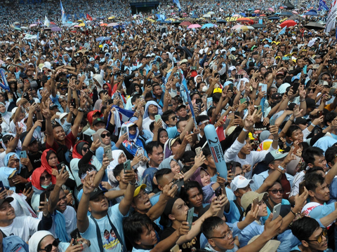 FOTO: Penampakan Massa Pendukung Prabowo-Gibran Sesaki Stadion Utama GBK hingga SBY dan AHY Hadir di Tengah Kerumunan