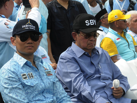 FOTO: Penampakan Massa Pendukung Prabowo-Gibran Sesaki Stadion Utama GBK hingga SBY dan AHY Hadir di Tengah Kerumunan