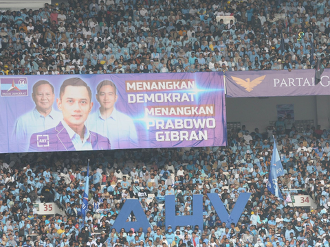 FOTO: Penampakan Massa Pendukung Prabowo-Gibran Sesaki Stadion Utama GBK hingga SBY dan AHY Hadir di Tengah Kerumunan