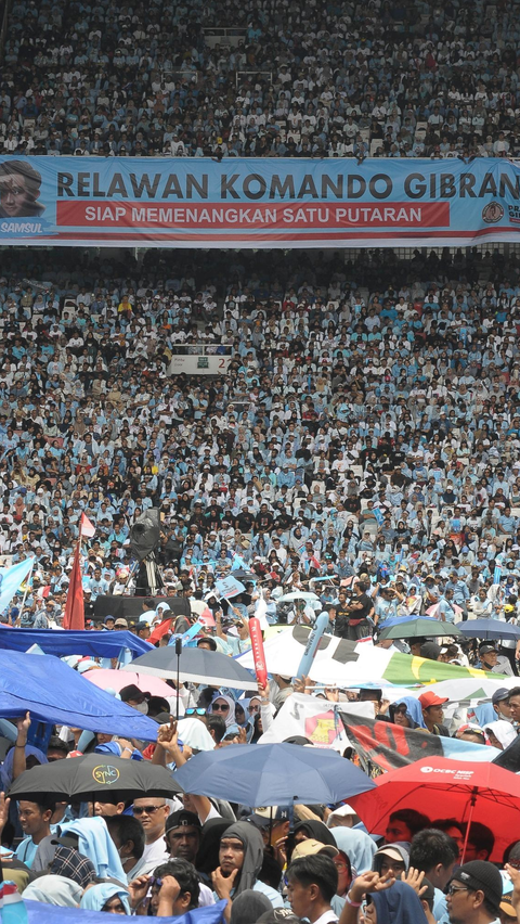 Massa pendukung Prabowo-Gibran saat menghadiri acara kampanye akbar di GBK, Jakarta, Sabtu (10/2/2024). Foto: merdeka.com / Imam Buhori<br>