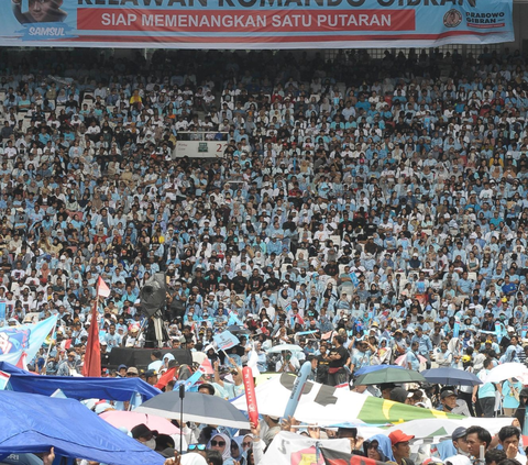 Prabowo menutup pidatonya dengan menyapa ribuan pendukungnya yang memadati stadion GBK. Prabowo mempersembahkan joget gemoy berbaur dengan penonton yang tumpah ruah naik ke panggung.