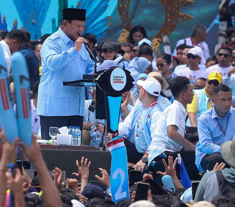 Aksi Rebutan Telur Relawan Prabowo-Gibran di Luar GBK usai Kampanye Akbar