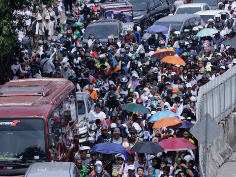 FOTO: Begini Kemacetan Parah di Sekitar JIS Usai Kampanye Akbar Anies-Muhaimin, Pendukung Jalan Kaki Berkilo-kilometer