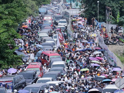 FOTO: Begini Kemacetan Parah di Sekitar JIS Usai Kampanye Akbar Anies-Muhaimin, Pendukung Jalan Kaki Berkilo-kilometer