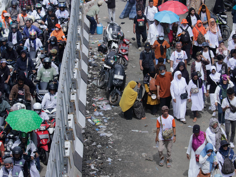 FOTO: Begini Kemacetan Parah di Sekitar JIS Usai Kampanye Akbar Anies-Muhaimin, Pendukung Jalan Kaki Berkilo-kilometer