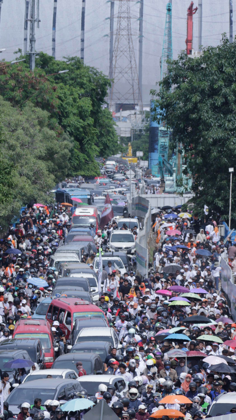 FOTO: Begini Kemacetan Parah di Sekitar JIS Usai Kampanye Akbar Anies-Muhaimin, Pendukung Jalan Kaki Berkilo-kilometer<br>