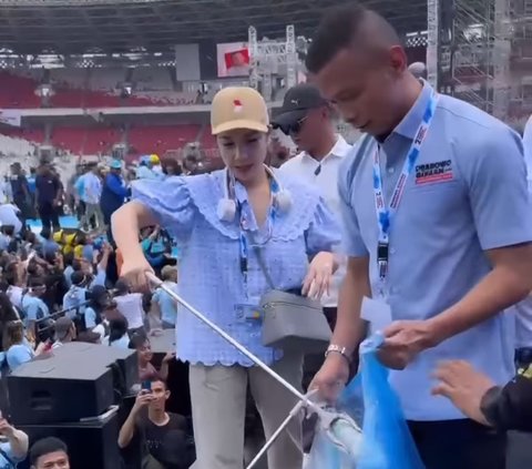 Momen Nagita Slavina Bersih-bersih Sampah di Stadion GBK Usai Ikut Kampanye Prabowo-Gibran