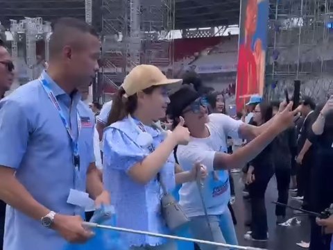 Momen Nagita Slavina Bersih-bersih Sampah di Stadion GBK Usai Ikut Kampanye Prabowo-Gibran