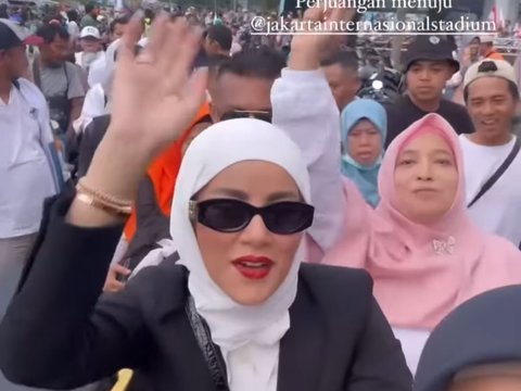 Olla Ramlan Pakai Sendal Teplek ke Kampanye Anies-Cak Imin, Jalan Kaki Sampai Kaki Kotor