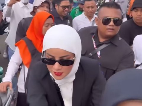 Olla Ramlan Pakai Sendal Teplek ke Kampanye Anies-Cak Imin, Jalan Kaki Sampai Kaki Kotor