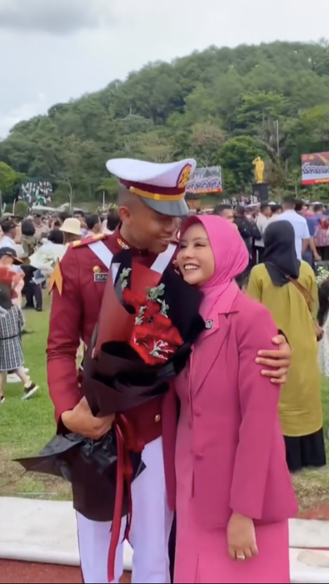 Momen Bahagia Ibu Bhayangkari Cantik Anaknya kini jadi Taruna Akpol, Pangkat Sang Suami jadi Sorotan<br>