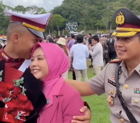 Momen Bahagia Ibu Bhayangkari Cantik Anaknya kini jadi Taruna Akpol, Pangkat Sang Suami jadi Sorotan