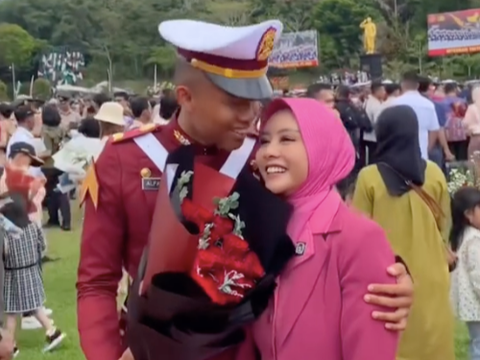 Momen Bahagia Ibu Bhayangkari Cantik Anaknya kini jadi Taruna Akpol, Pangkat Sang Suami jadi Sorotan