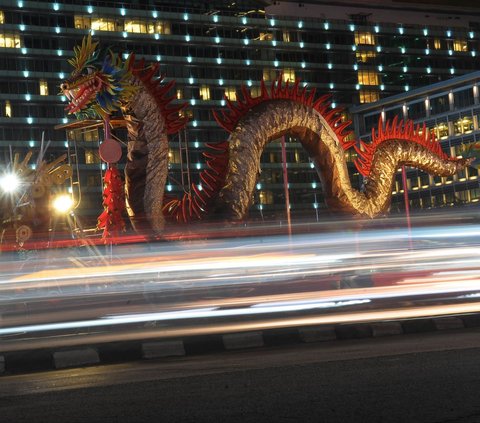 FOTO: Ornamen Naga Kayu Raksasa di Bundaran HI Semarakkan Perayaan Imlek 2024