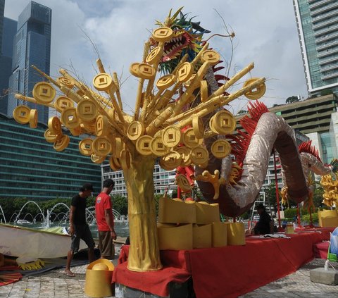 FOTO: Ornamen Naga Kayu Raksasa di Bundaran HI Semarakkan Perayaan Imlek 2024