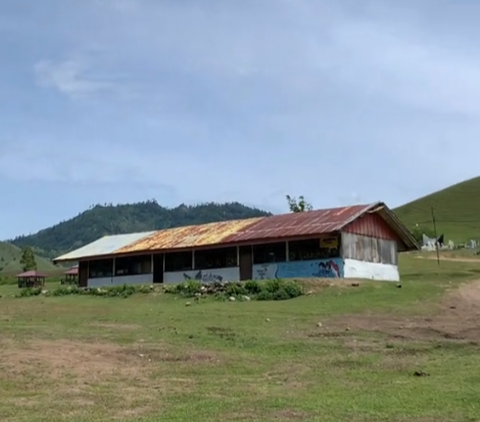 Simple Elementary School Building in Toraja Has Aesthetic Views, Green Hills and River Flow Like Paintings