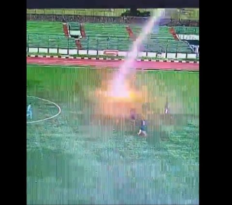 Detik-Detik Pemain Sepak Bola Tersambar Petir di Stadion Siliwangi, Sepatu Terbakar dan Baju Robek