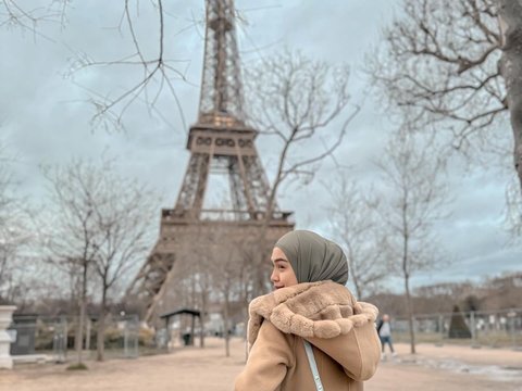 Potret Ria Ricis di Depan Menara Eiffel, Netizen 'Terbiasa Pura-pura Tertawa'