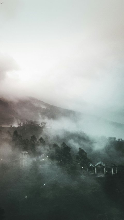 Malang tidak hanya dikenal dengan keindahan alamnya yang memukau, tetapi juga dengan beragam tempat wisata menarik yang memikat para pengunjung. Kota ini menyajikan kombinasi harmonis antara keasrian alam, budaya, dan sejarah yang menjadikannya destinasi wisata yang sangat populer.