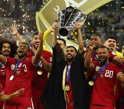 TImnas Qatar berhasil mengangkat trofi Piala Asia 2023 setelah menumbangkan Yordania dengan skor 3-1 di partai final. Keberhasilan ini membuat Qatar menasbihkan diri sebagai tim penguasa Asia karena sukses mempertahankan gelar juara pada Piala Asia 2019. REUTERS/Molly Darlington