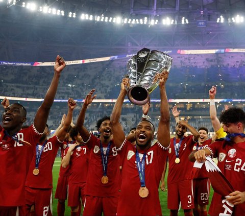 FOTO: Euforia Timnas Qatar Angkat Trofi Piala Asia 2023, Patahkan 'Kutukan' Juara Bertahan