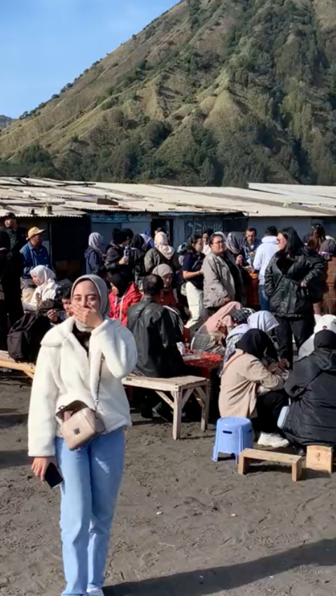 Wanita Ini Tak Sengaja Kembaran Baju dengan Satu Grup Pengunjung Lain di Bromo, Warganet: Pasti Nyari Rekomendasi Outfit