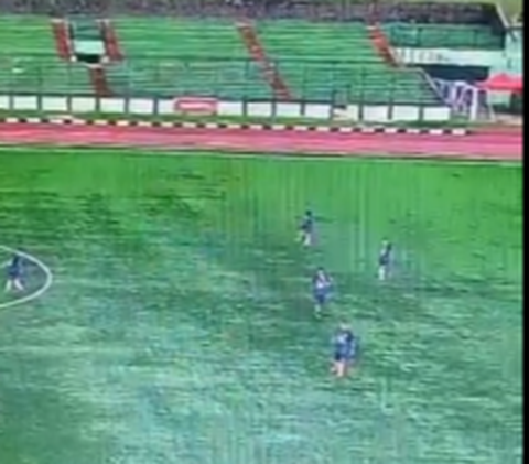 Inalillahi! Football Player Struck by Lightning While Competing at Siliwangi Stadium in Bandung