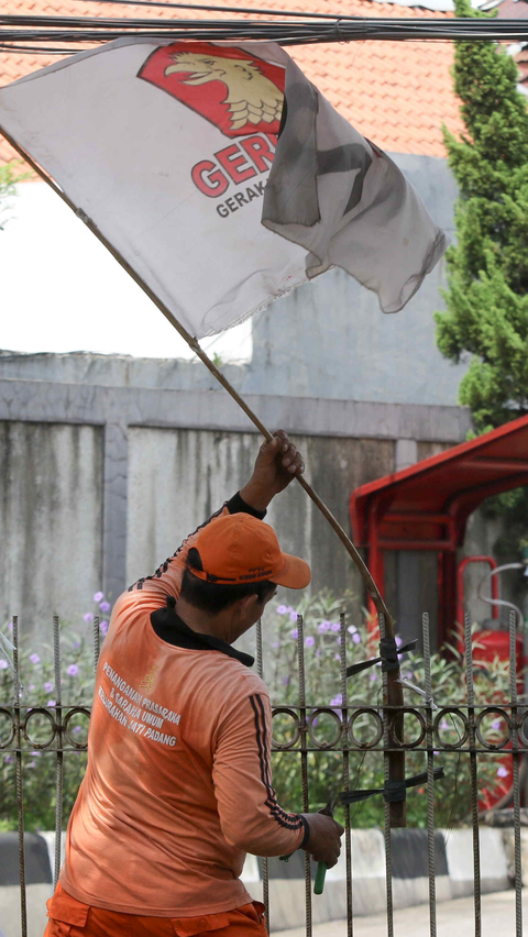 FOTO: Masa Tenang Pemilu 2024, Alat Kampanye yang Bikin Kumuh Mulai Dicopoti