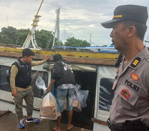 Perjuangan Mengantar Logistik Pemilu ke Pulau Sangkarrang, Cuaca Ekstrem Hingga Ombak 4 Meter
