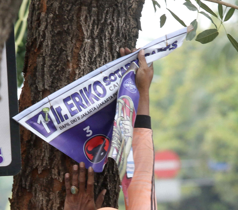 FOTO: Masa Tenang Pemilu 2024, Alat Kampanye yang Bikin Kumuh Mulai Dicopoti