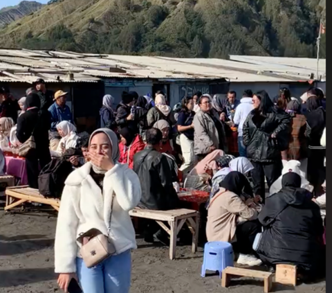 Wanita Ini Tak Sengaja Kembaran Baju dengan Satu Grup Pengunjung Lain di Bromo, Warganet: Pasti Nyari Rekomendasi Outfit