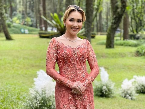 Calon Ibu Persit, ini Deretan Foto-foto Cantik Ayu Ting-Ting dalam Balutan Busana Kebaya