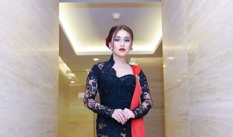 Potret Ayu Ting Ting dalam balutan busana kebaya hitam yang memukau. 