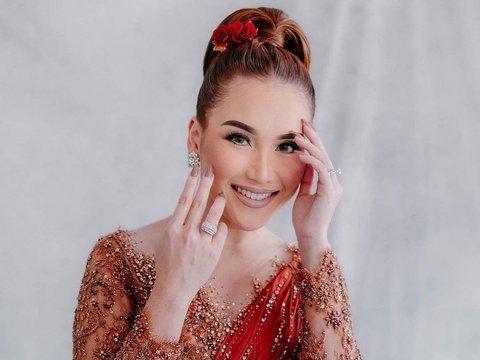 Calon Ibu Persit, ini Deretan Foto-foto Cantik Ayu Ting-Ting dalam Balutan Busana Kebaya