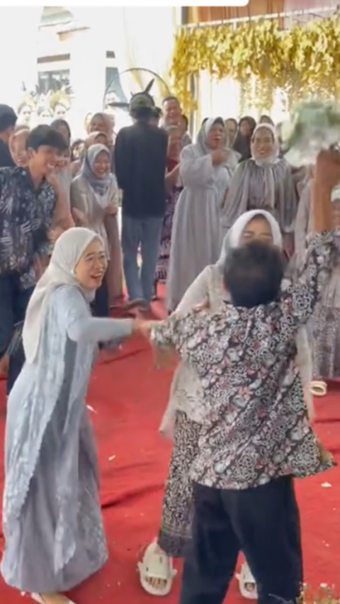 Viral Wanita Menangis saat Tahu Ayahnya Dapat Buket Bunga dari Pengantin, Takut Nikah Lagi<br>