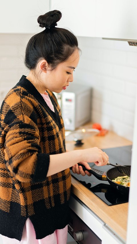 Mengenalkan sayur sup sebagai bagian dari pola makan anak merupakan langkah cerdas untuk memastikan anak-anak mendapatkan nutrisi yang cukup dan beragam. Sayur sup, dengan keberagaman sayuran yang terkandung di dalamnya, menjadi cara yang lezat dan menyenangkan untuk memperkenalkan anak-anak pada dunia rasa dan tekstur yang berbeda.