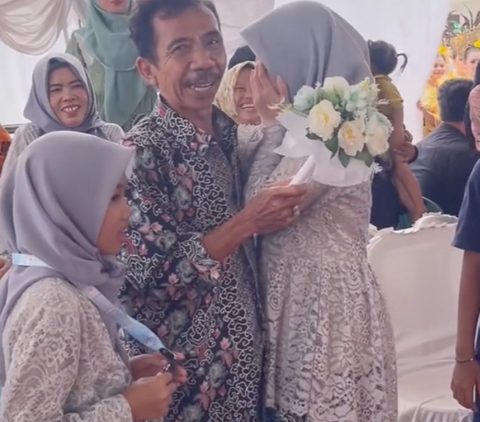 Viral Wanita Menangis saat Tahu Ayahnya Dapat Buket Bunga dari Pengantin, Takut Nikah Lagi