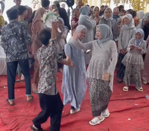 Viral Wanita Menangis saat Tahu Ayahnya Dapat Buket Bunga dari Pengantin, Takut Nikah Lagi