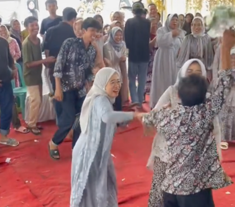 Viral Wanita Menangis saat Tahu Ayahnya Dapat Buket Bunga dari Pengantin, Takut Nikah Lagi