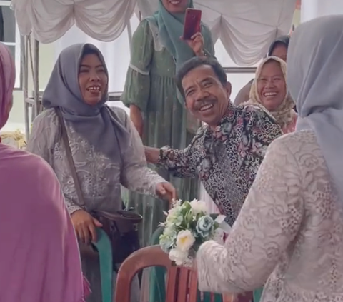 Viral Wanita Menangis saat Tahu Ayahnya Dapat Buket Bunga dari Pengantin, Takut Nikah Lagi