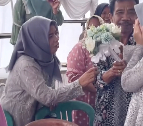 Viral Wanita Menangis saat Tahu Ayahnya Dapat Buket Bunga dari Pengantin, Takut Nikah Lagi