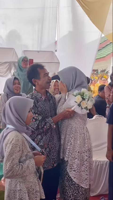 Funny but Touching Moment: Father Catches Bridal Bouquet, Daughter Panics and Cries